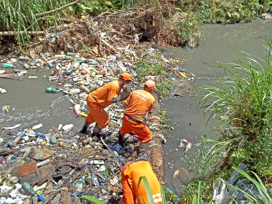 Defesa Civil alerta para perigos de lixo jogado nos córregos